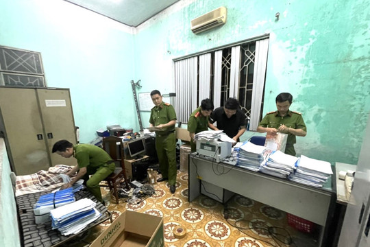 Trong đêm, công an khám xét hai trung tâm đăng kiểm tại Đà Nẵng