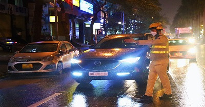 Kiểm tra nồng độ cồn tới khuya ở Hà Nội, tài xế vi phạm hết đường né