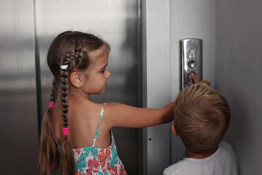 Mẹo sử dụng thang máy an toàn bố mẹ nên dạy con