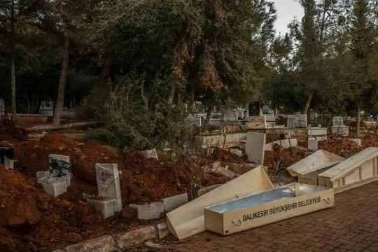 Thi thể xếp chồng trên đường phố ở Thổ Nhĩ Kỳ - Syria sau thảm họa động đất