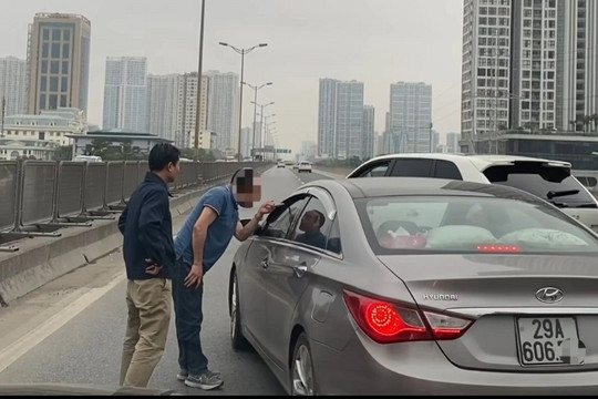 Xác minh tài xế ô tô Porsche chặn đầu, nhổ nước bọt vào xe khác ở Hà Nội