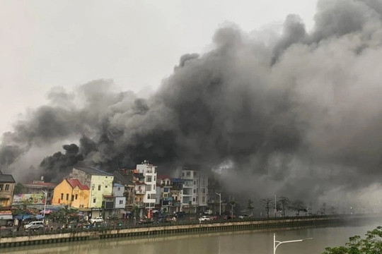 Đang cháy lớn tại chợ Tam Bạc ở Hải Phòng