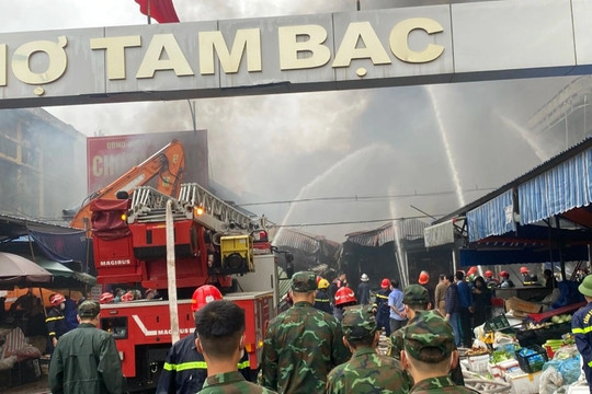 Hàng trăm người tham gia dập tắt vụ cháy tại chợ Tam Bạc