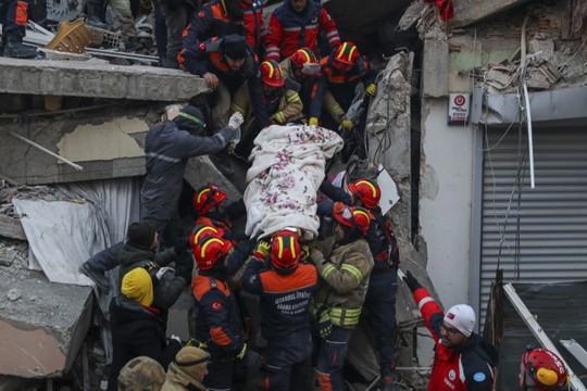 Cảnh báo nạn bạo lực xuất hiện tại vùng thảm họa động đất ở Thổ Nhĩ Kỳ