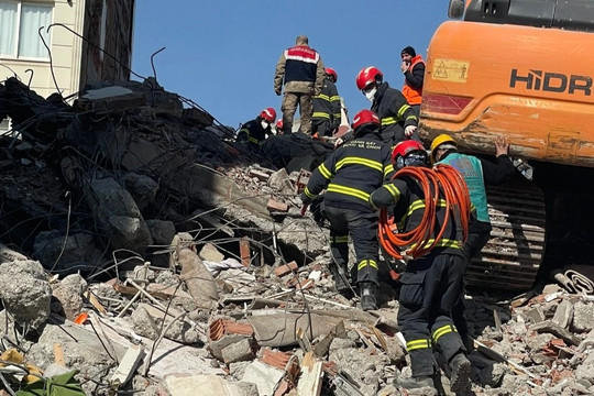 Camera của Cảnh sát Việt Nam đã tìm thấy nạn nhân động đất ở Thổ Nhĩ Kỳ