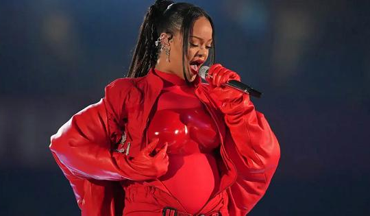 Rihanna báo tin mang bầu lần 2 ngay sau sân khấu Super Bowl