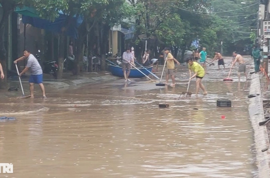 Khu dân cư ven biển ngập lụt, Bình Định công bố tình huống khẩn cấp