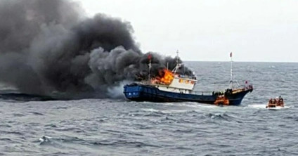 Tàu đánh cá bốc cháy, 10 thuyền viên nhảy xuống biển thoát thân
