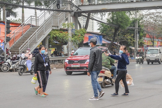 Người đi bộ "phớt lờ" cầu bộ hành, ngang nhiên băng qua đường ở Hà Nội