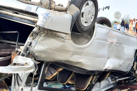 Vụ tai nạn 8 người chết: Nhiều tiếng kêu cứu vang lên trong xe