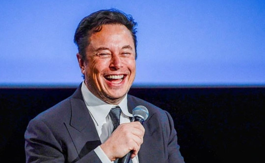Tỷ phú Elon Musk gây sốc khi muốn mua lại Man Utd