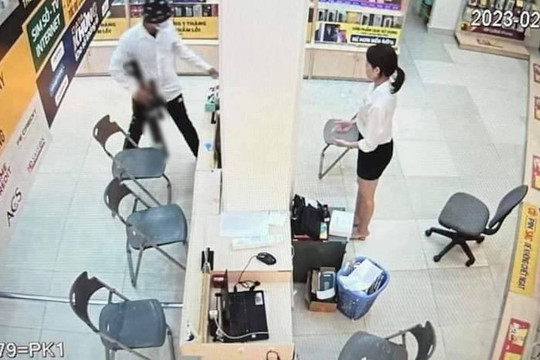 Người đàn ông nghi cầm súng, cướp tài sản trong cửa hàng Thế giới di động