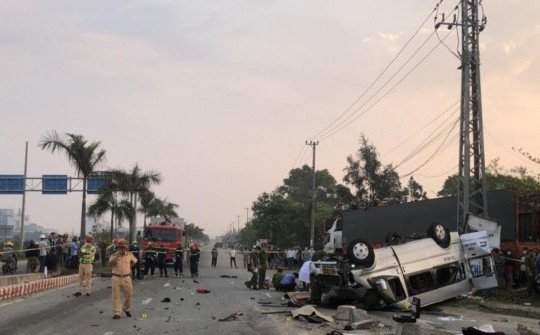 Vụ xe khách lật nhiều vòng khiến 8 người tử vong: Phó Thủ tướng chỉ đạo khẩn