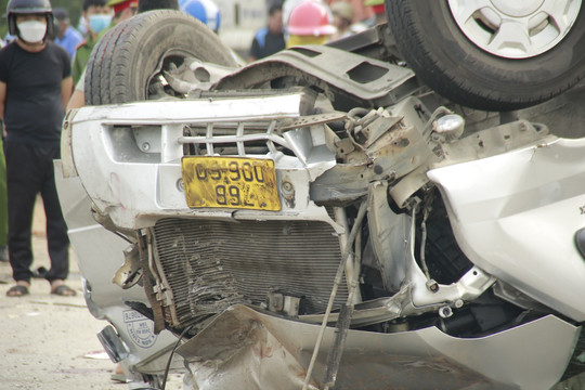 Vụ tai nạn 8 người tử vong: Xe khách đâm thẳng vào giữa rơ moóc của đầu kéo