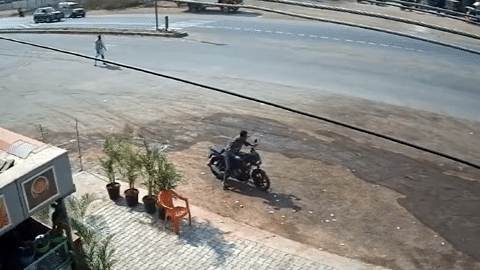 'Bỏ của chạy lấy người' nam thanh niên thoát nạn trong gang tấc