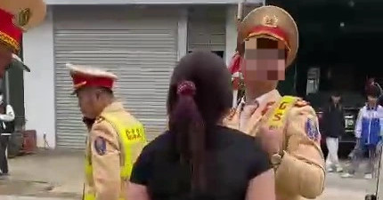 Xôn xao clip người phụ nữ bị còng tay ra sức chửi bới, 'đụng chạm' CSGT