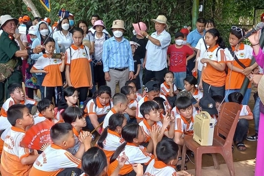Chấn chỉnh việc các trường thu tiền triệu để đưa học sinh đi tham quan