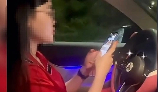 Nữ tài xế Mercedes buông hai tay khi lái ô tô để quay TikTok