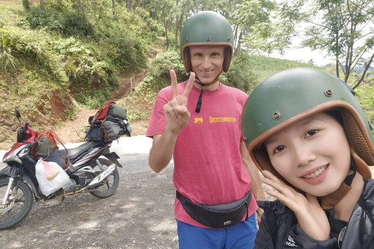 Cặp vợ Việt chồng Pháp chênh nhau 19 tuổi mê đi săn mưa bão, sấm chớp