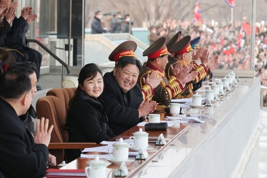 Con gái ông Kim Jong Un xem bóng đá cùng bố