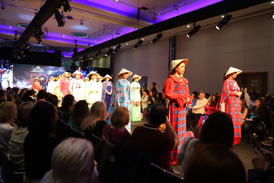 Áo dài Việt Nam mở màn ấn tượng tại sự kiện thời trang tại London