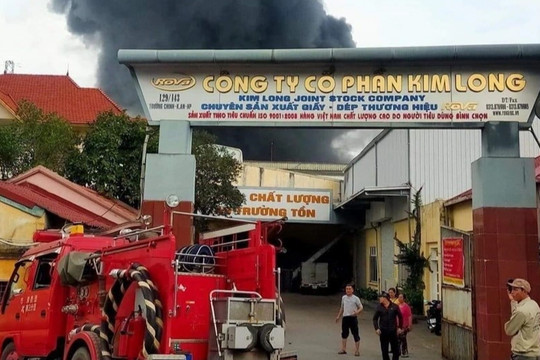 Cháy xưởng sản xuất đế giày rộng hàng nghìn mét vuông ở Hải Phòng