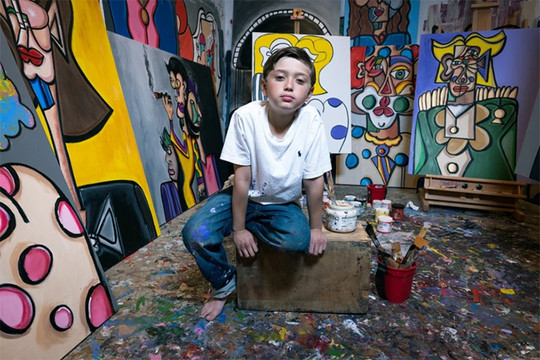 Thần đồng 11 tuổi được mệnh danh là 'Picasso đương đại', kiếm hàng triệu USD