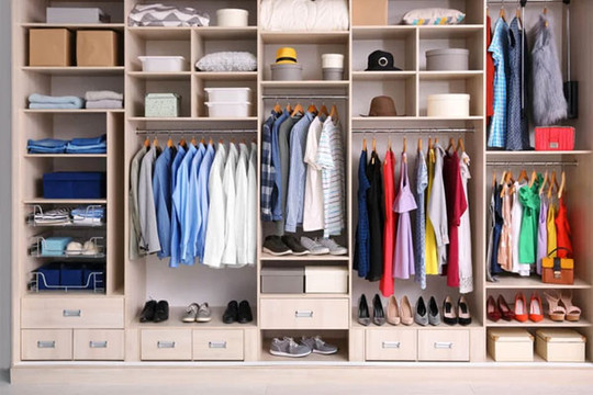 Cách sắp xếp quần áo để phòng bạn lúc nào cũng gọn dù diện tích nhỏ