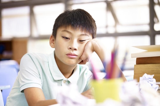 Điểm thi cao thứ 4 ở lớp, cậu bé vẫn bị bố mẹ mắng khiến dân mạng bức xúc
