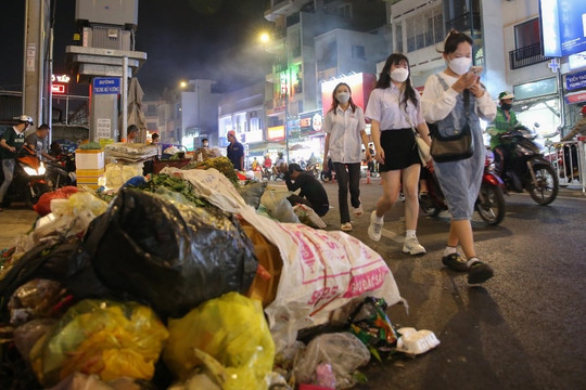 Nhiều vỉa hè trở thành "bãi rác", bốc mùi hôi thối ở TPHCM