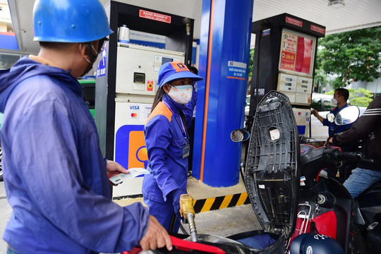 Điểm tin kinh doanh 22/2: Giá xăng dầu đồng loạt giảm, RON 95 về sát 23.000 đồng/lít