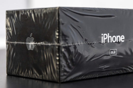 iPhone đời đầu nguyên seal được đấu giá hơn 63.000 USD