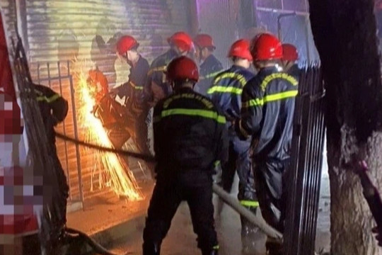 Cảnh sát kịp thời dập tắt đám cháy cửa hàng gần trường học