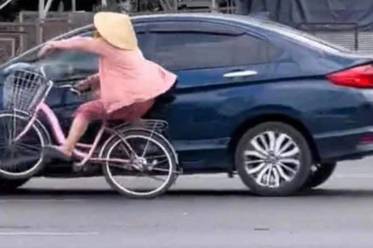 Công an TPHCM thông tin vụ người phụ nữ đi xe đạp va chạm ô tô