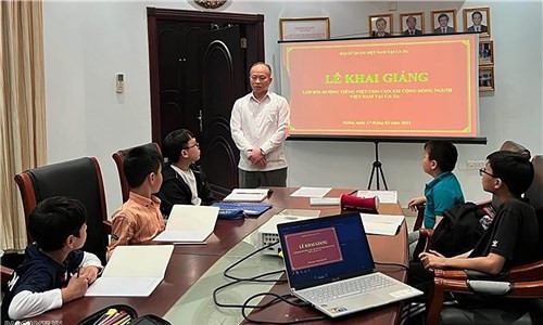 Đại sứ quán Việt Nam tại Qatar tổ chức lớp học tiếng Việt cho con em cộng đồng