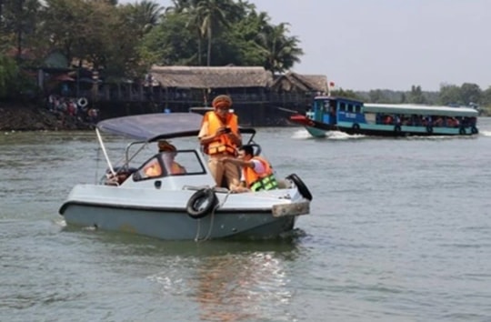TPHCM tăng cường xử lý hành khách không mặc áo phao khi qua sông