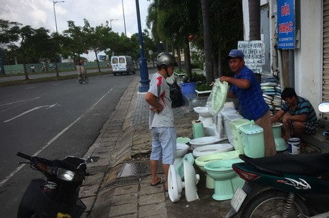 Nghề 'độc' ở Sài Gòn: tân trang bồn cầu