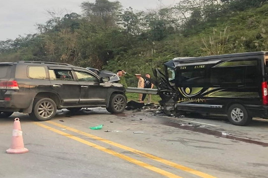Xe Limousine va chạm với ô tô trên cao tốc Nội Bài- Lào Cai, 4 người bị thương