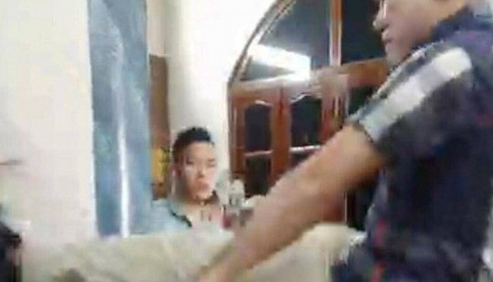 Xác minh clip người đàn ông đá vào mặt nữ trưởng phòng công chứng ở Quảng Ninh