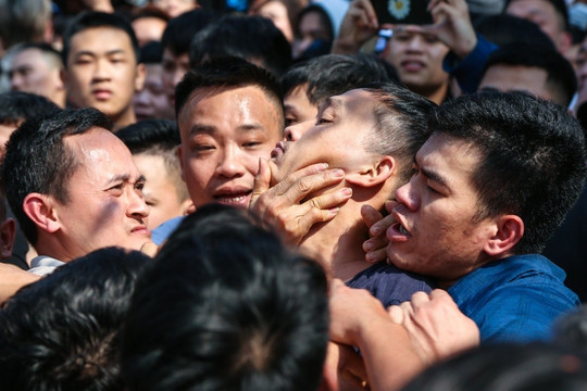 Bóp cổ, xé áo nhau trong lễ hội giằng bông lấy may ở Hà Nội