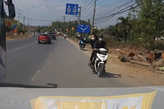 Đồng Nai: Xe máy đi ngược chiều giơ mũ bảo hiểm dọa đập kính ô tô chạy đúng luật