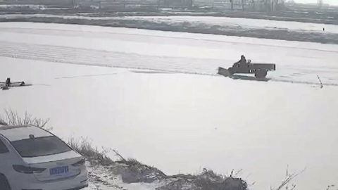 Xe ba gác bất ngờ rơi xuống hồ nước đóng băng, người đàn ông may mắn thoát nạn