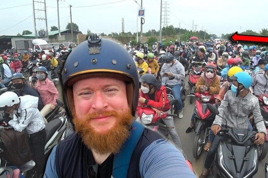 Khách Tây 'khóc, cười' với giao thông Việt: Ngơ ngác, sợ hãi chờ qua đường