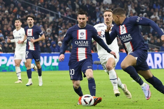 Messi chạm cột mốc ghi bàn khủng của Ronaldo