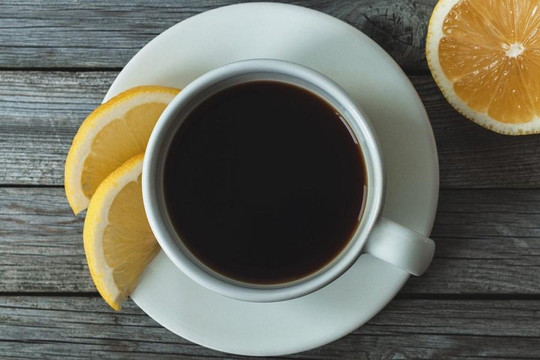 Trào lưu uống cà phê với chanh để giảm mỡ có thật sự hiệu quả?