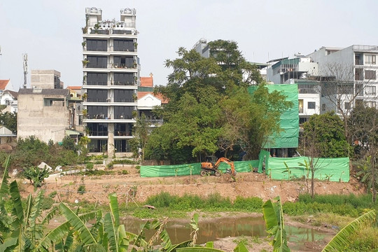 Người đổ đất lấn hồ bơi Quảng Bá làm đường vào nhà bị phạt 3,5 triệu đồng