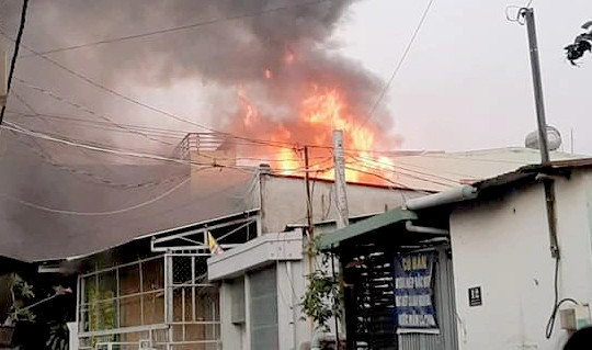 Cháy nhà trong khu dân cư, nhiều người ở TPHCM hô hoán tháo chạy