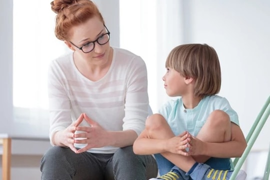 7 hành vi của cha mẹ có thể gây tổn thương lòng tự trọng của con