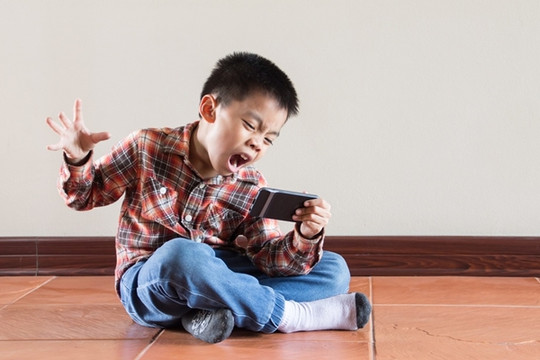 Trẻ tăng động, có dấu hiệu tự kỷ vì xem điện thoại quá nhiều