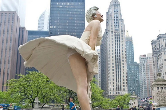 Người dân yêu cầu di dời bức tượng 'Marilyn Monroe bị gió làm tốc váy'